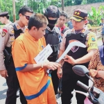 Salah satu pelaku memperagakan aksi begal di hadapan Kapolres Lumajang AKBP Dr. Muhammad Arsal Sahban bersama Tim Cobra.
