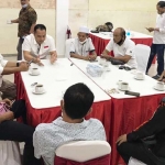 Eri Cahyadi (tiga dari kiri) saat berkunjung ke PP Surabaya.