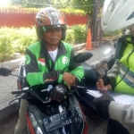 Salah satu driver ojek online yang terjaring razia langsung ditilang.