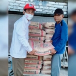 Ketua PAC Gerindra Ujungpangkah, H. Abdur Rohim menyerahkan bantuan semen dari Cawabup Asluchul Alif kepada H. Djamhari, Takmir Masjid at-Taqwa. foto: ist.