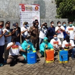 BAKSOS: Bambang Haryo Soekartono (BHS) bersama relawan dan warga saat penyemprotan disinfektan, di Perum Istana Mentari Sidoarjo, Sabtu (19/6/2021). (foto: MUSTAIN/ BANGSAONLINE)