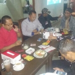 Kepala Kemenag Pacitan KH. Moh Nurul Huda saat bertemu Jarmas. foto: YUNIARDI SUTONDO/ BANGSAONLINE