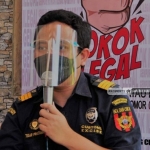 Fungsional Ahli Pertama Bea Cukai Madura, Tesar Pratama saat mensosialisasikan bahaya rokok ilegal. 