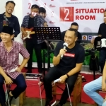 Dari kiri: Cabup Arifin, Giring, dan Cawabup Syah di Posko Pemenangan. foto: HERMAN/ BANGSAONLINE