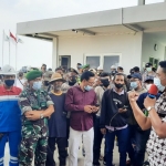 Ratusan warga yang mengatasnamakan pemuda enam desa ring 1 kilang minyak Grass Root Refinery (GRR) Tuban menggelar aksi demonstrasi di depan pintu masuk perusahaan, Senin (24/1).