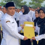 Petikan SK yang diserahkan secara simbolis oleh Wali Kota Pasuruan, Adi Wibowo.