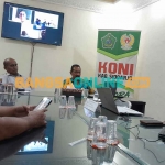 Ketua Umum KONI Sidoarjo, M Franki Efendi, saat menggelar jumpa pers daring terkait tali asih atlet SEA Games 2023. Foto: MUSTAIN/BANGSAONLINE