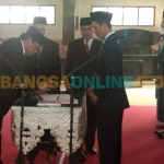 Plt Bupati Nganjuk, Marhaen Djumadi, saat menandatangani SK pengangkatan jabatan eselon II dan III. Foto: BAMBANG DWI JULIANTO/BANGSAONLINE