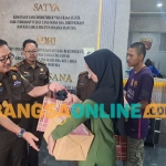 Kajari Tuban, Imam Sutopo saat memberikan bingkisan kepada pelaku yang mendapatkan RJ. Foto: Achmad Choirudin/BANGSAONLINE