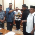 Tukar cinderamata dari Komisi I DPRD Solok Selatan kepada DPRD Gresik. 