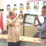 Haruna Sumitro terima PWI Jatim Award dari Ainur Rohim, Ketua PWI Jatim. 