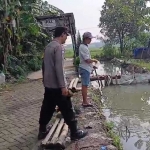 Edukasi budidaya ikan yang dilakukan Bhabinkamtibmas Kelurahan Kauman, Kecamatan Prajuritkulon, Kota Mojokerto.
