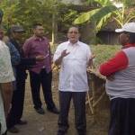 DEBAT – Staf Menteri Pertanian H Hasanudin Ibrahim saat terlibat pembicaraan serius dengan Kades Banaran Kulon, Sukarno Putro. (foto: soewandito/BANGSAONLINE)