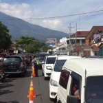 Kemacetan yang terjadi di jalur Prigen sejak wisata Cimory Dairyland dibuka. (foto: Rizal Syatori/ Radar Bromo)