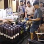 Barang bukti yang diamankan Polres Mojokerto dari penggrebekan pabrik miras oplosan (dok. Ist)