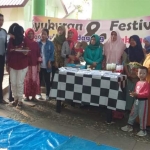 Paguyuban pedagang Wisata Pemandian Bektiharjo, Desa Bektiharjo, Kecamatan Semanding, Kabupaten Tuban menunjukkan aneka makanan dan minuman khas desa.