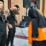 Pelaku live streaming pornografi saat dihadirkan dalam konferensi pers di Mapolres Blitar Kota.