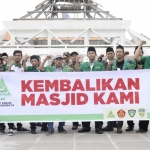 Pengurus Cabang Gerakan Pemuda Ansor Surabaya mendatangi lokasi pembongkaran masjid DPRD Surabaya, Kamis (26/10).
