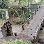 Kondisi jembatan penghubung dua desa di Kecamatan Udanawu, Kabupaten Blitar, putus usai diterjang hujan deras disertai angin kencang.
