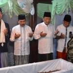 Bupati - Wabup, Sambari-Qosim bersama pejabat Forkopimda saat ziarah di makam Sunan Giri saat malam selawe. foto: syuhud/ BANGSAONLINE