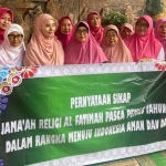 Jamaah Religi Al Fatimah dan Zahrotul Jannah Surabaya saat memberikan pernyataan sikap. Foto: Ist