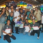 Gus Ipul foto bersama panitia usai menutup Liga Futsal Piala Gubernur Jatim 2017.