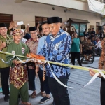 Wali Kota Kediri, Abdullah Abu Bakar, saat memotong pita sebagai tanda dibukanya Expo Creativepreneur Wali Barokah 2023. Foto: Ist