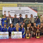 Wabup Gresik Moh. Qosim bersama para atlet saat pemberian bonus. foto: ist