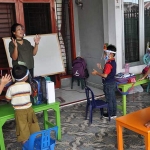 Ilustrasi guru berinisiatif mendatangi murid untuk kegiatan belajar mengajar di tengah pandemi Covid-19. (Antara Foto)