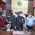 Kanwil Kemenkumham Jatim terus berkomitmen melakukan pemberantasan handphone di lapas/rutan.