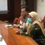 Direktur Utama RSUD Bangil Arma Rosalina didampingi Hayat, Humas RSUD saat gelar jumpa pers.