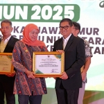 Gubernur Jawa Timur, Khofifah Indar Parawansa, saat menyerahkan penghargaan Festival Industri Hijau kepada GM PT Solusi Bangun Indonesia Pabrik Tuban, Priyatno.