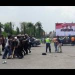 Petugas Polres Gresik saat praktek meelumpuhkan penjahat. foto: SYUHUD/ BANGSAONLINE