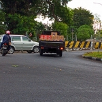 Jalan Dr. Wahidin S.H. Kecamatan Kebomas (atas proyek Underpass Randuagung) yang masih ditutup. (foto: SYUHUD/BANGSAONLINE)