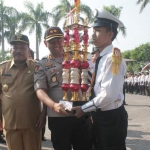 Kapolres Nganjuk AKBP Dewa Nyoman didampingi Wakil Bupati Nganjuk Marhaen Jumadi saat memberikan trofi kepada Juara I Lomba PKS. foto: BAMBANG/ BANGSAONLINE