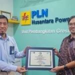 Pihak PLN Nusantara Power saat menerima sertifikat Green Building.