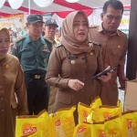 Bupati Mojokerto, Ikfina Fahmawati, saat memantau harga dan ketersediaan sembako di GPM Pungging.