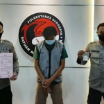 Tersangka pengedar sabu saat diapit petugas Polrestabes Surabaya.