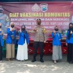 Kapolres Jombang, AKBP Agung Setyo Nugroho bersama sejumlah mahasiswa, ojol, dan anggota ormas yang divaksin.