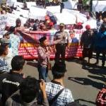 Massa saat demo di depan kantor Pamkab Sumenep. foto: RAHMATULLAH/ BANGSAONLINE