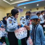 Petugas dari Lapas Surabaya saat berbagi dengan anak yatim piatu dari Yayasan Al Kahfi, Dusun Macan Mati, Kecamatan Porong, Sidoarjo.