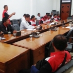 Eks karyawan PT Indolaksto saat hearing di kantor DPRD Pasuruan.