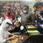 Wakil Ketua DPR RI Dr. H Rachmat Gobel melihat salah satu karyawati BIN Cigar sedang bekerja melinting cerutu.