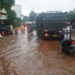 HARUS HATI-HATI: Salah satu titik jalan Raya Tuban-Bojonegoro yang terendam banjir bercampur lumpur. foto: BANGSAONLINE