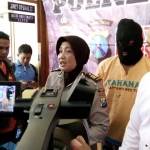 Tersangka didampingi Kasubag Humas Polres Tuban, AKP Elis Suendayati, saat dirilis di Mapolres setempat. foto: SUWANDI/ BANGSAONLINE