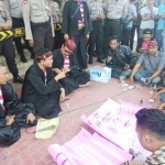 Bupati Pamekasan Badrut Tamam saat berdialog dengan para pendemo.