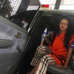Damayanti Wisnu Putranti keluar dari mobil tahanan di gedung KPK, Jakarta, Jumat 22 Januari 2016. foto: MI