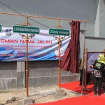 Gubernur Jawa Timur Khofifah Indar Parawansa ketika meresmikan tiga nama jalan di Tuban.