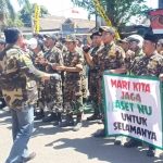 Ratusan anggota Banser Kabupaten Blitar menggelar aksi unjuk rasa di depan Mapolres Blitar Kota, Kamis (12/9/2019). 