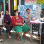 Masyarakat yang antre mendapatkan Bantuan Pangan Non Tunai (BPNT) di Banyuwangi.